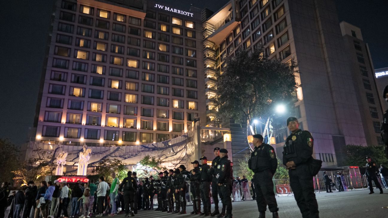 墨西哥球迷酒店外高歌扰醒英格兰队 赛前“ serenata”成主场声势